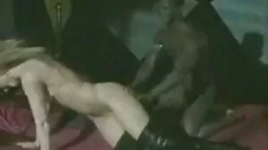 Busty MILF தனது கவர்ச்சியான டீன் ஏஜ் மகளுடன் சில சூடான வேடிக்கைகளைப் பகிர்ந்து கொள்கிறார்