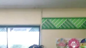 டோபி டீன் இயற்கையான மார்பகங்களை விரல் பிடிப்பது