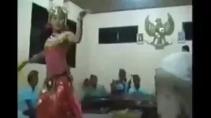 லெஸ்பியன்கள் உமிழும் மூவர் அணியில் மகிழ்ச்சியுடன் நெளிகிறார்கள்