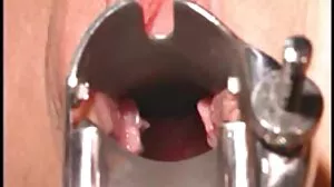 வயதான டார்ட் இளைஞருடன் படுக்கையில் குதிக்கிறார்