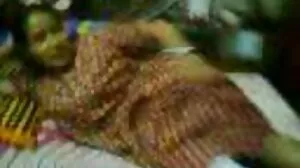 டக்கர் தனது வளர்ப்பு மகனை அவளது கண்களில் ஆழமாக பதிய வைக்கிறார்