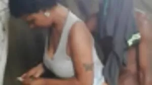 டாட்டியானா ஃபாக்ஸ் டீப்த்ரோட் என் கருங்காலி காதலி என்னுடன் குளிக்கவும்.