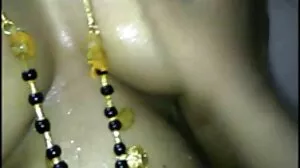 சிறிய ஆசிய உறிஞ்சும் மற்றும் சவாரி செய்யும் சேவல்