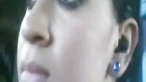 கார்மெல்லா பிங் ஹாட் காதலி டிரினா மைக்கேல்ஸுடன் டிக் பகிர்ந்து கொள்கிறார்