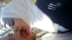 காரில் இரண்டு பள்ளி மாணவிகள் ஹாட் மூவர்
