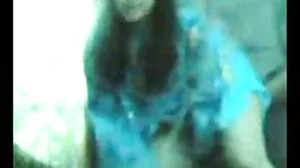 இறுக்கமான சிவப்பு உடை சூடான MILF அவளது டிரைவரை மயக்குகிறது