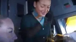 டீன் கேர்ள்பிரண்ட் சமையலறையில் காலை உணவை சாப்பிடுகிறாள்